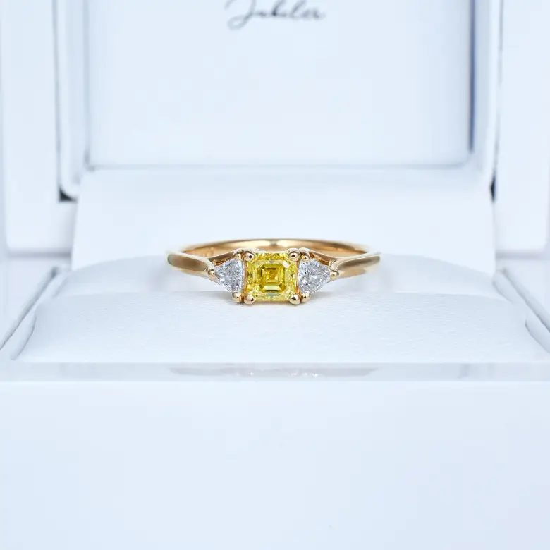 Pierścionek zaręczynowy z żółtym diamentem Fancy Vivid Yellow Pierścionek zaręczynowy z żółtym diamentem Fancy Vivid Yellow